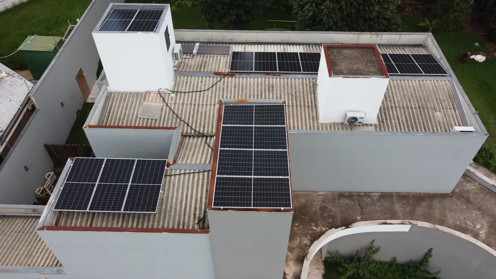 Residência com painéis solares INGASOL gerando energia mesmo no inverno